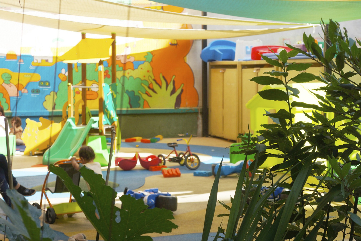 Cours de la crèche la Chouine, lors d'une journée ensoleillée