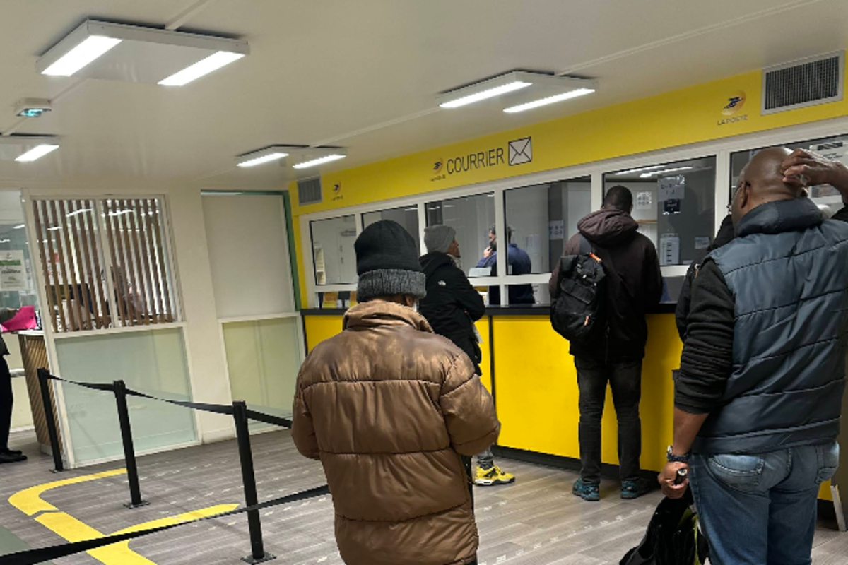 personnes allant retirer leur courrier postal au site de domiciliation et de courrier Paris adresse