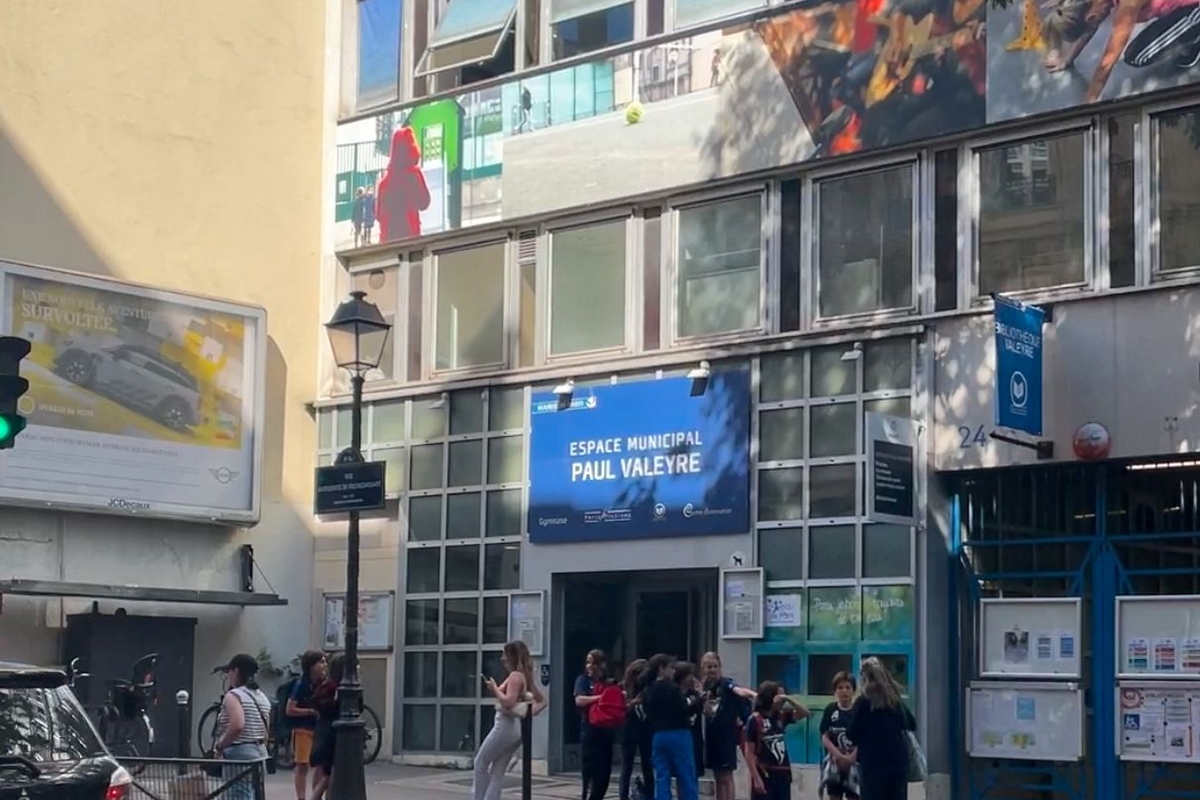 Le Centre Paris Anim' Valeyre c'est : Une programmation d'activités riche et variée de 3 à 99 ans, un pôle jeunesse proposant de nombreuses sorties et évènements, un dispositif d'accompagnement scolaire pour les collégien(nes) et lycéen(nes), un lieu convivial pour les familles, des projections et spectacles, des expositions, des concerts et des animations! Une attention particulière est accordée au jeune public avec les ciné-famille un samedi par mois, les spectacles jeune public, les Valeyre aux enfants les samedis veille de vacances, les animations du mercredi. De nombreux stages sont également organisés au cours des vacances scolaires.