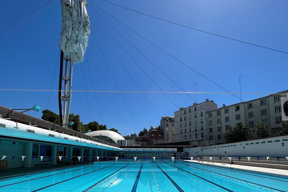 Bassin olympique de 50 mètres en vue extérieur avec vélum rétracté.