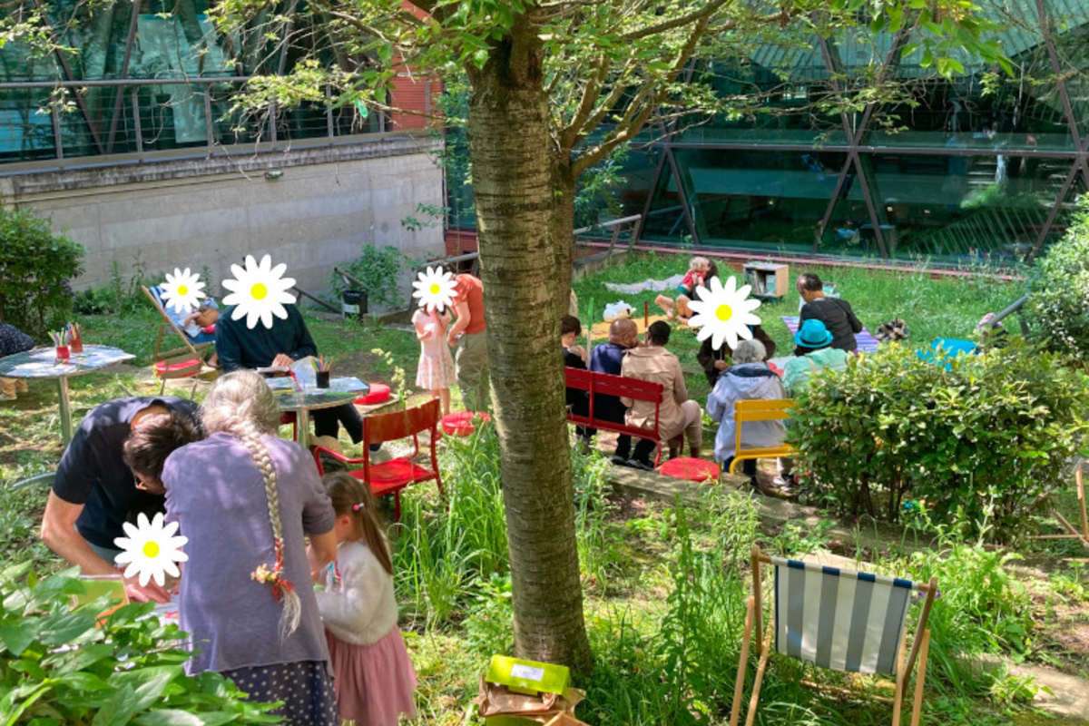 Vue de la façade de la médiathèque Marguerite Yourcenar avec ses stores colorés.