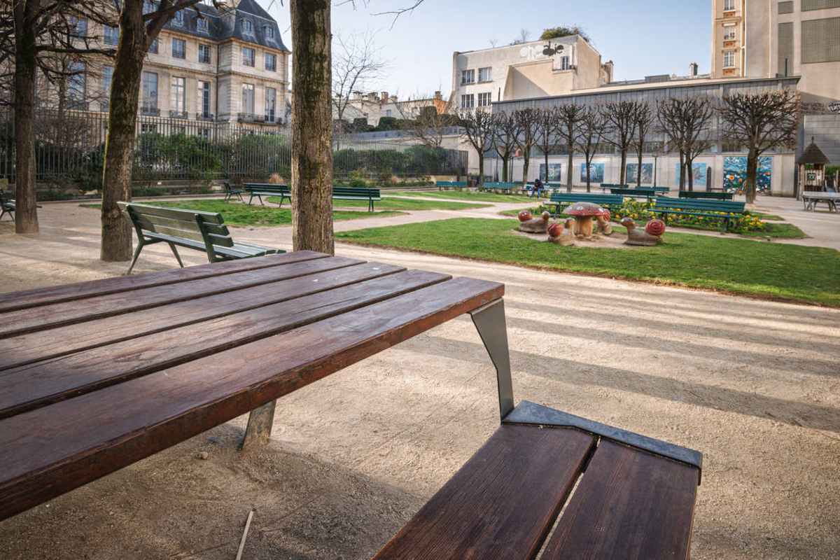 Vue sur le jardin à la française depuis une table de pique-nique