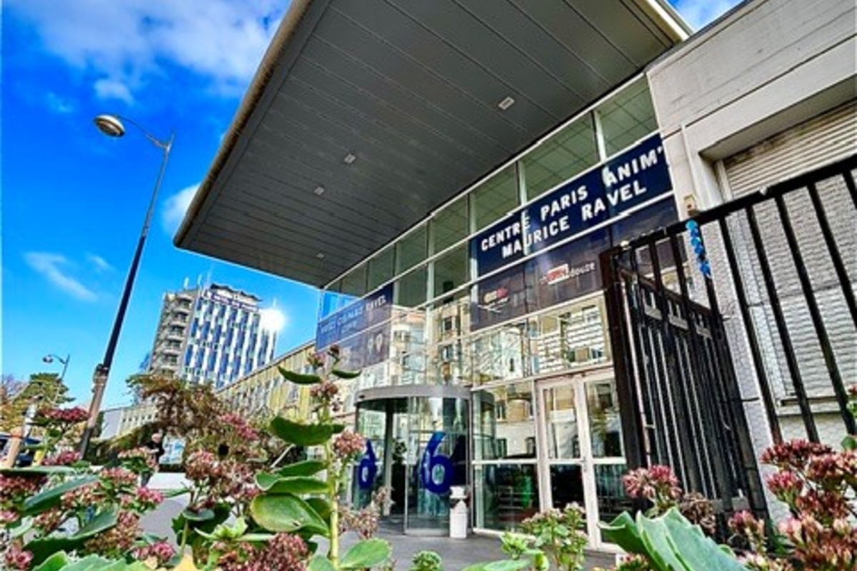 Le Centre Paris Anim', Centre Social  Maurice Ravel est ouvert à toutes et tous pour toutes les générations pour des activités dans des domaines divers tels que le sport, bien-être , les pratique culturelle. C'est aussi un lieu de convivialité, d'initiative d'habitant·es et d'accès au droits. La jeunesse y occupe une place essentielle avec un espace d'accueil dédié et un Point Information Jeunesse. Le Centre est aussi l'écrin du Théâtre Douze qui vous propose une programmation éclectique, qui permet d'accompagner la jeune création et le partenariat culturel. Le Centre se situe au cœur du CISP, un hôtel ESS, lieu de séminaire et de tourisme éthique.