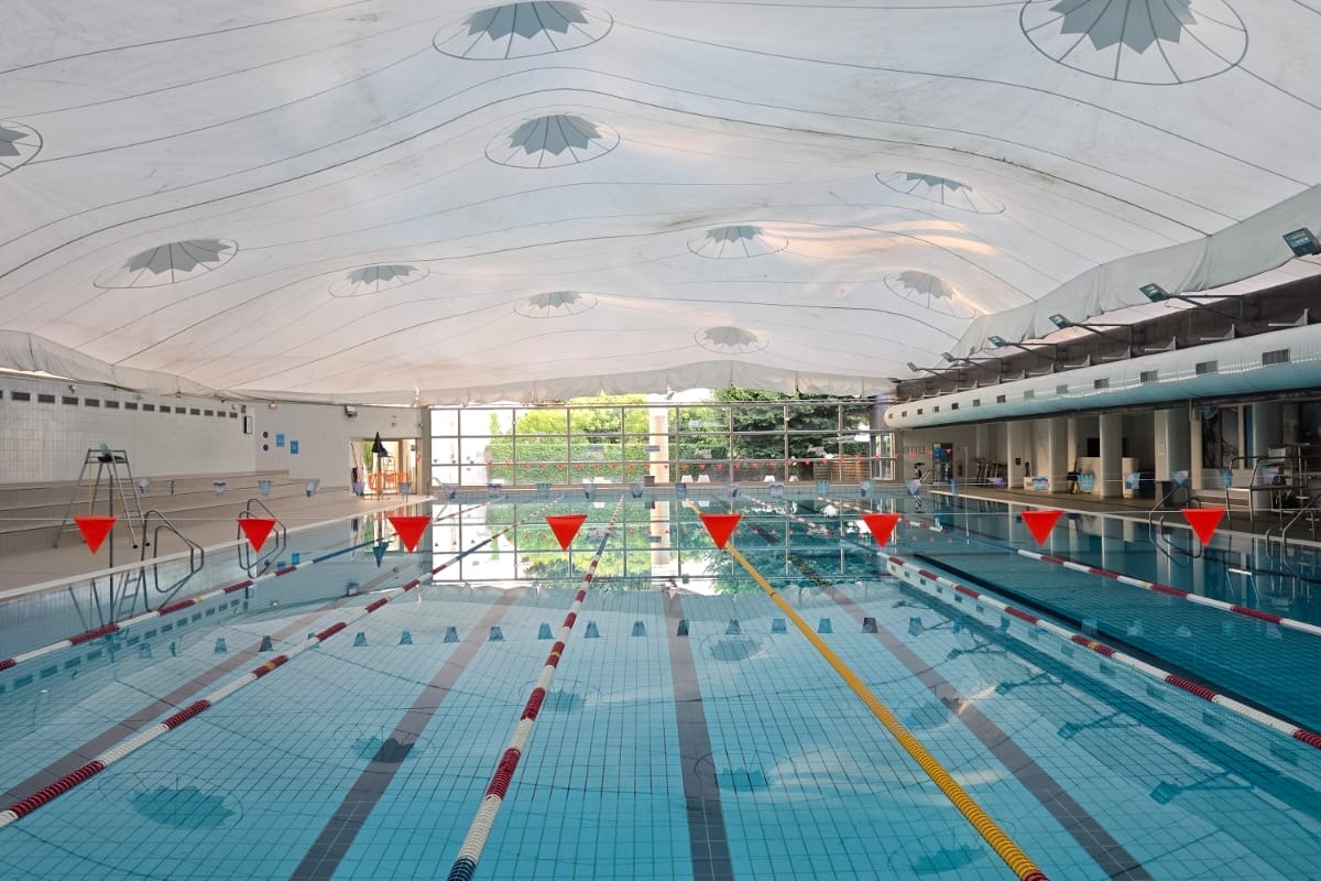 Bassin olympique de 50 mètres en vue extérieur avec vélum rétracté.