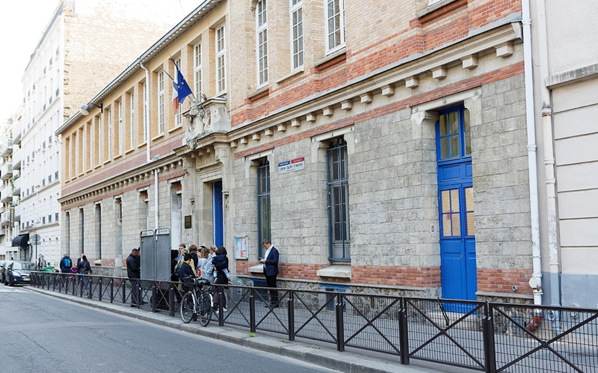 vue extérieur d'une école dans le 18éme