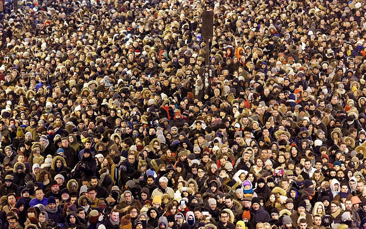 Foule sur les Champs-Elysées