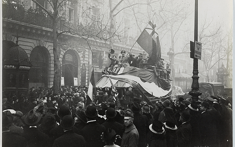 Guerre 1914-1918. Le jour de l'Armistice. La foule sur les camions anglais vers le n° 19, boulevard des Capucines. Paris (IXème arr.), 11 novembre 1918.
