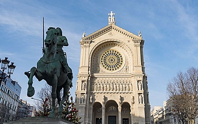 une statue devant la façade majestueuse de l'église