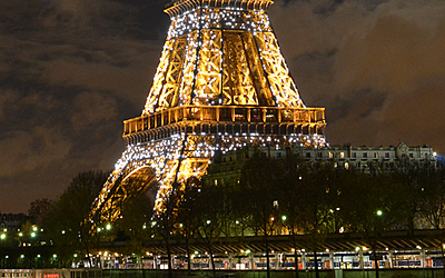 Vue sur la tour Eiffel de nuit