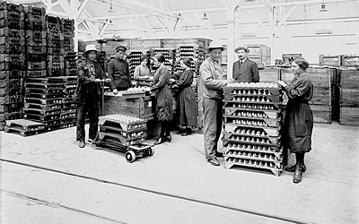 Guerre 1914-1918 : femmes et ouvriers chinois travaillant dans une usine française d'armements