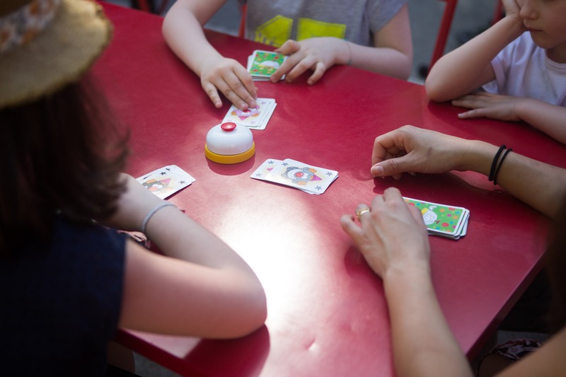 Enfants jouant aux cartes à la ludothèque au printemps