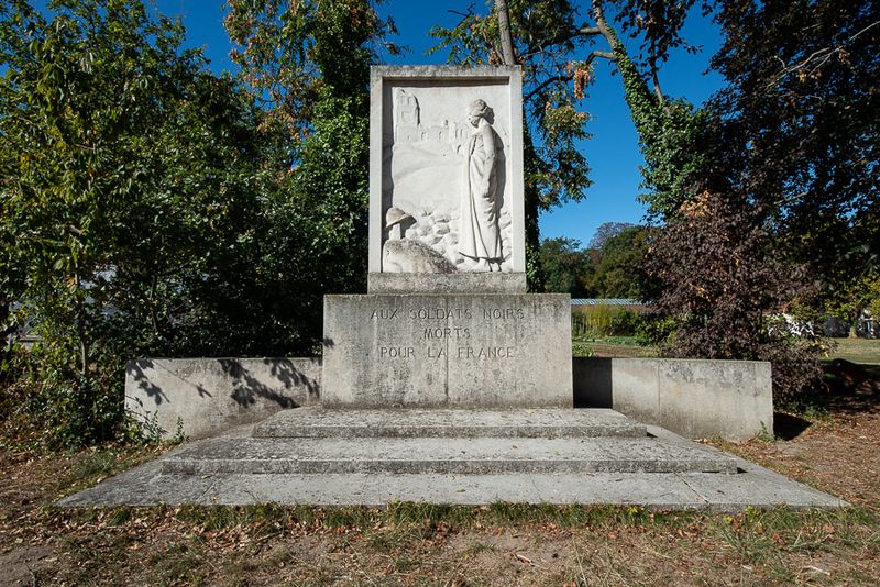 Monument en hommage aux soldats noirs dans le Jardin d'agronomie tropicale