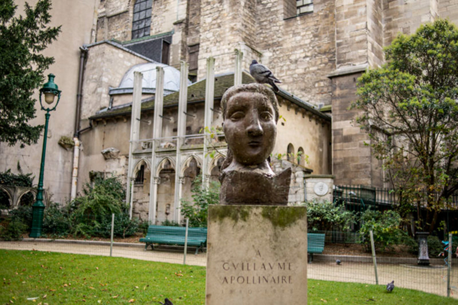 Statue en bronze de Dora Maar réalisée par Picasso en hommage à Apollinaire, dans le square Laurent Prache (6e)