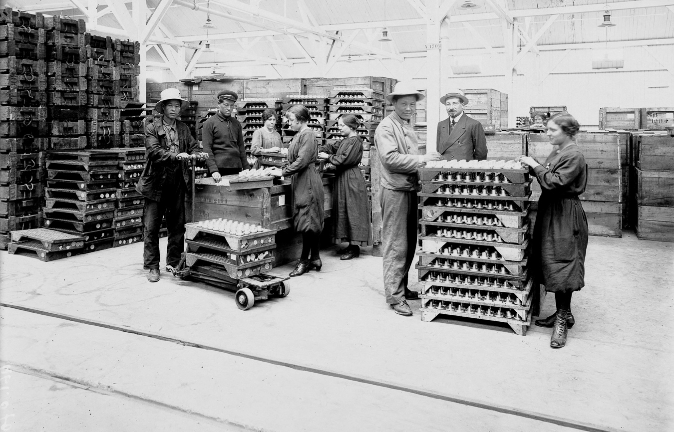 Guerre 1914-1918 : femmes et ouvriers chinois travaillant dans une usine française d'armements