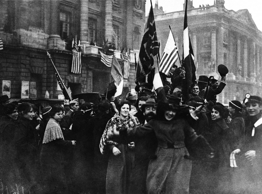 Guerre 1914-1918. Foule en liesse, place de la Concorde, à l'annonce de l'armistice. Paris. 11 novembre 1918.