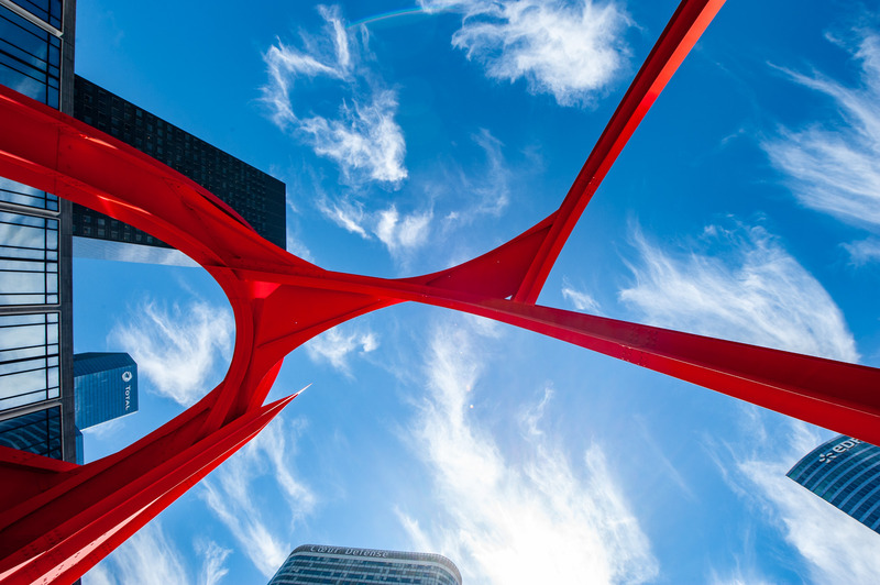 vue en dessous de L'Araignée Rouge, également appelée Le Grand Stabile Rouge, est une œuvre d'art du sculpteur américain Alexander Calder