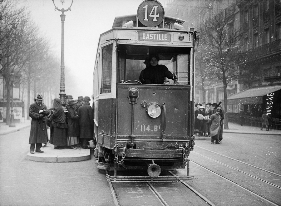 Guerre 1914-1918. Femme conductrice de tramway. Paris.