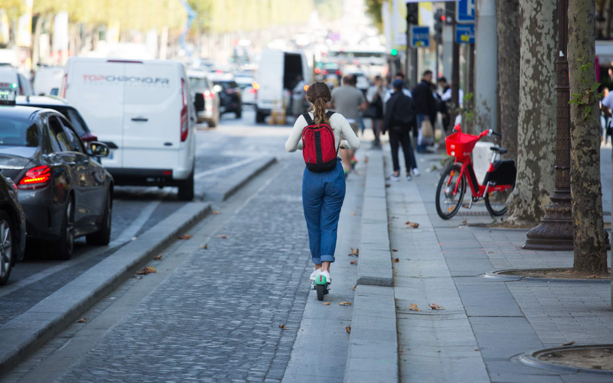 Trotinette sur une piste cyclable des Champs-Elysées