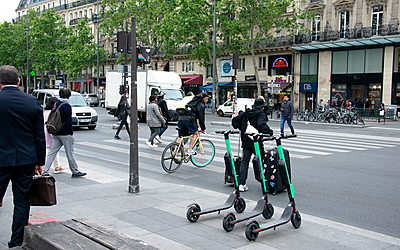 Trottinettes sur la place de la République