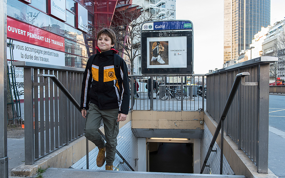 Jeune parisien sortant du métro