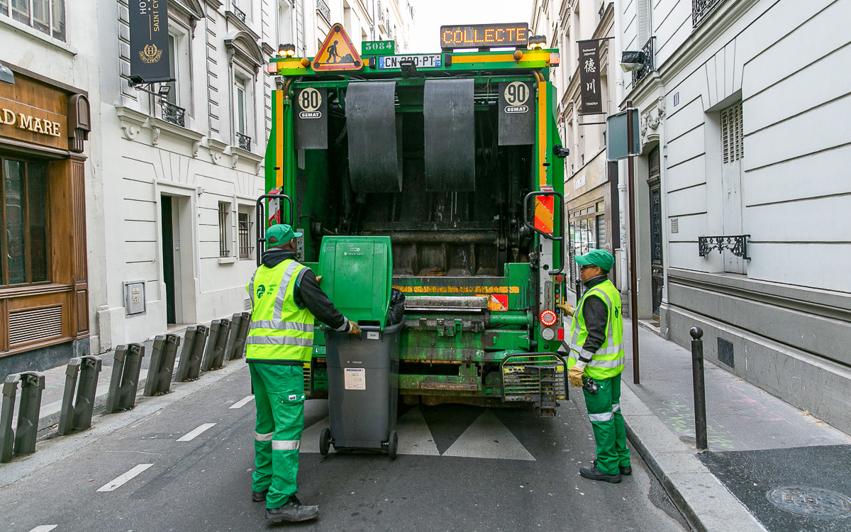 La collecte des déchets par les agents de la Ville de Paris