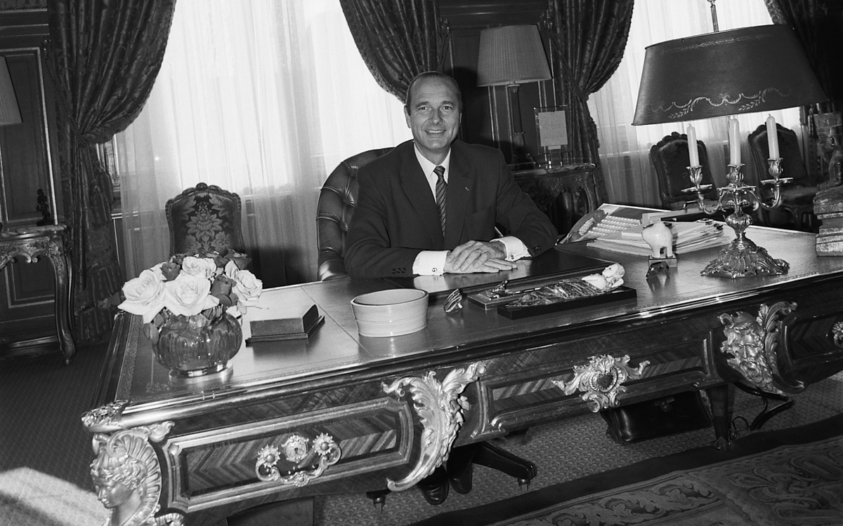 1982, Jacques Chirac à son bureau à l'Hôtel de ville de Paris.