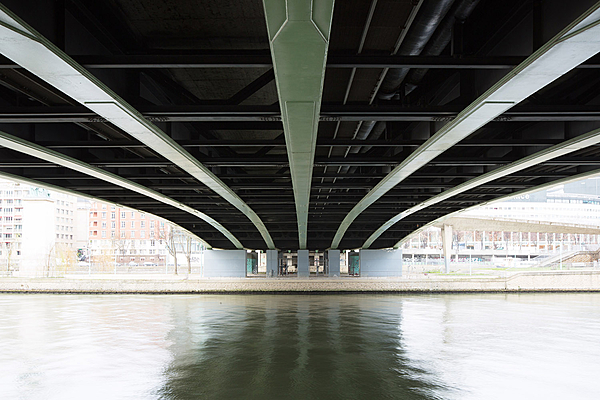 Pont de Grenelle, construit de 1966 à 1968 par les ingénieurs Thenault, Grattesat et Pilon et les architectes Chauvel, Creuzot et Jabouille