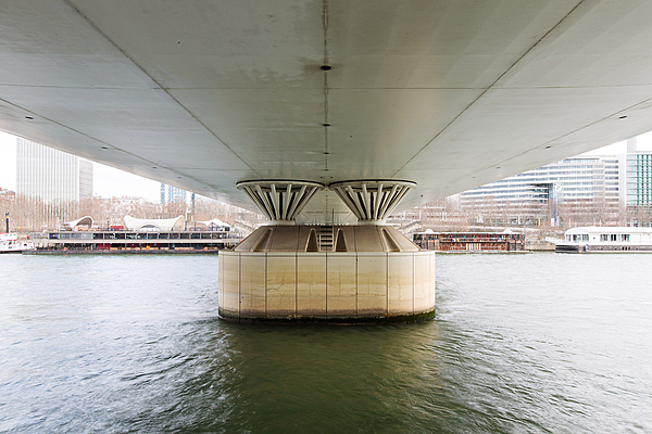 Pont Charles-de-Gaulle, construit de 1993 à 1996 par les architectes Louis Arretche et Roman Karasinski