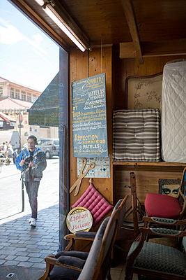 Refaire un matelas c’est une journée de travail. « Pris
le matin, rendu le soir », dit la pancarte en vitrine.