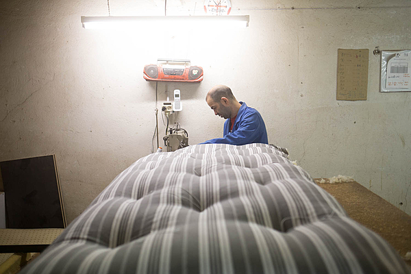 "Il y a aussi des personnes âgées qui ont l’habitude de dormir sur des matelas en laine et ne veulent pas en changer."