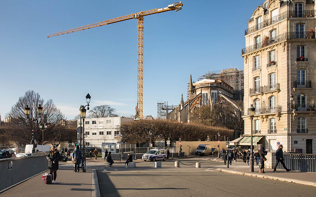 La Grue De Notre Dame S Eleve Dans Le Ciel De Paris Ville De Paris