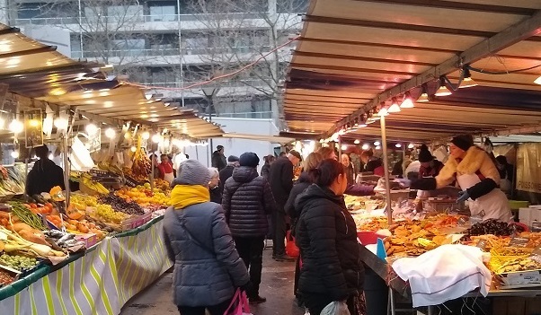 étals dans un marché parisien