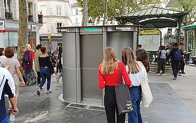 Vespasienne sur la place des Abbesses 