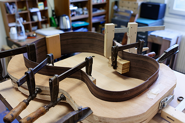 Cintrage des éclisses en palissandre d'une guitare en cours
de création.
