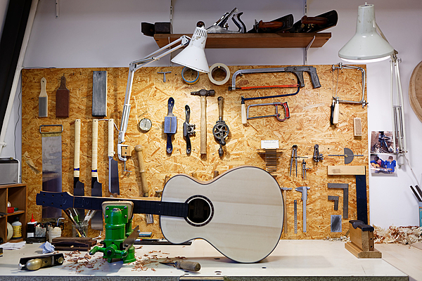 Une des guitares d’Adrien prend naissance sur l’établi.