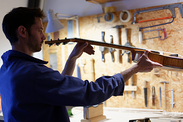 Réglage final du galbe du manche sur
un nouveau modèle de guitare archtop
(guitare acoustique).