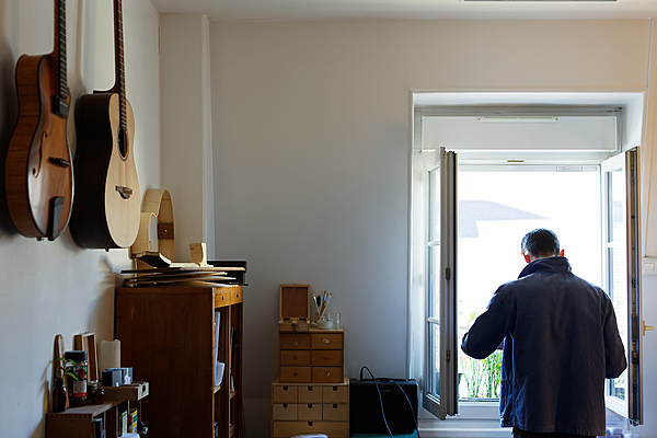 Travail à la fenêtre, la poussière s'envole.