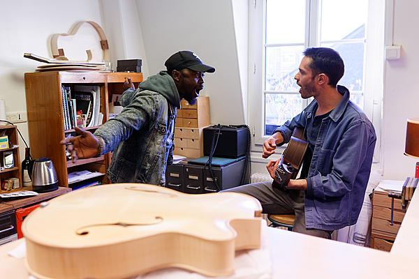 Répétition à l'atelier avec Miraculeux, chanteur du groupe Kacekode.