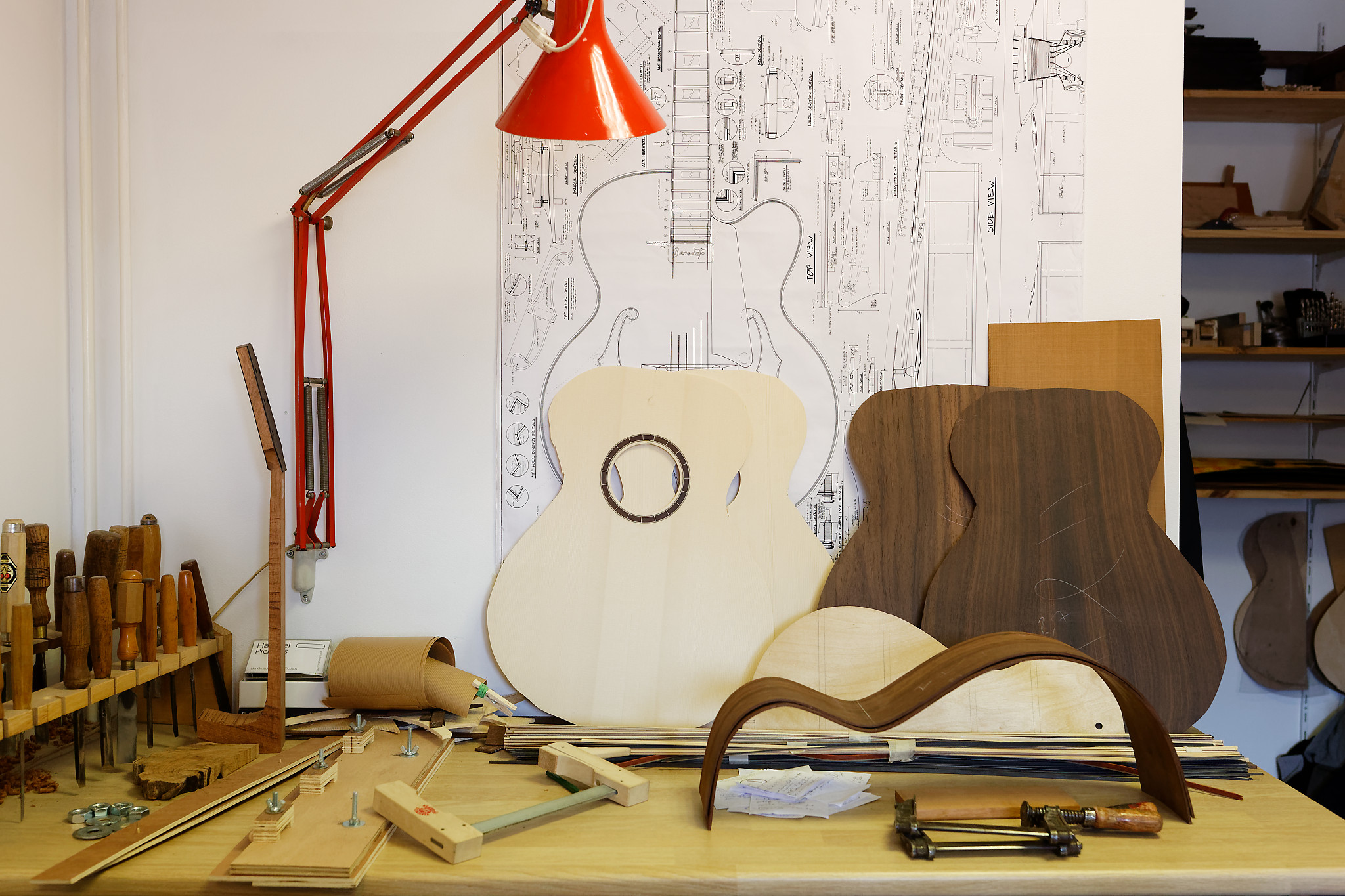 Les différentes pièces
d'une fabrication de guitare folk.