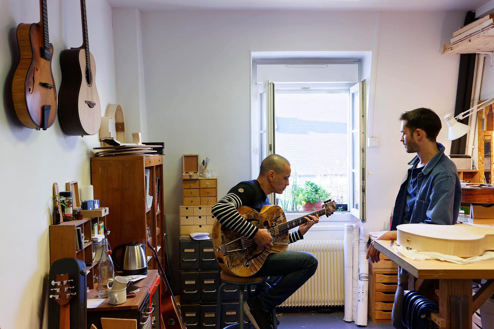 Visite de Ghali Hadefi (musicien
multi-instrumentiste fondateur du Collectif swing manouche) pour la
création de sa nouvelle guitare archtop.