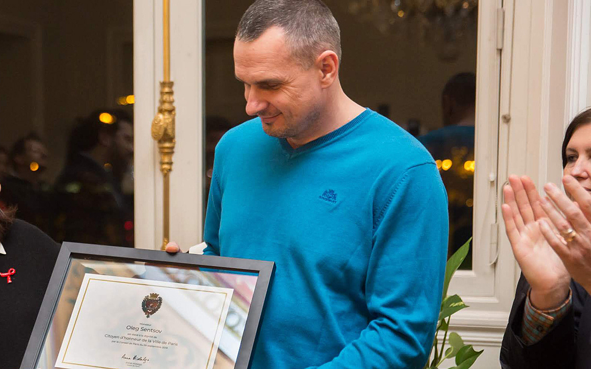 Oleg Sentsov reçoit la citoyenneté d’honneur à l’Hôtel de Ville de Paris