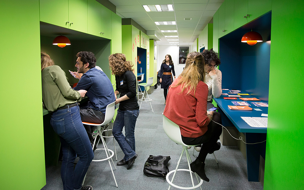 Etudiants dans un espace de coworking