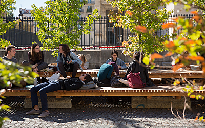 Jeunes sur la place du Panthéon