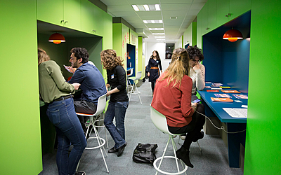 Etudiants dans un espace de coworking