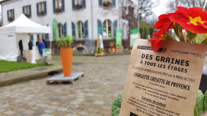 Distribution de graines à la Maison du jardinage