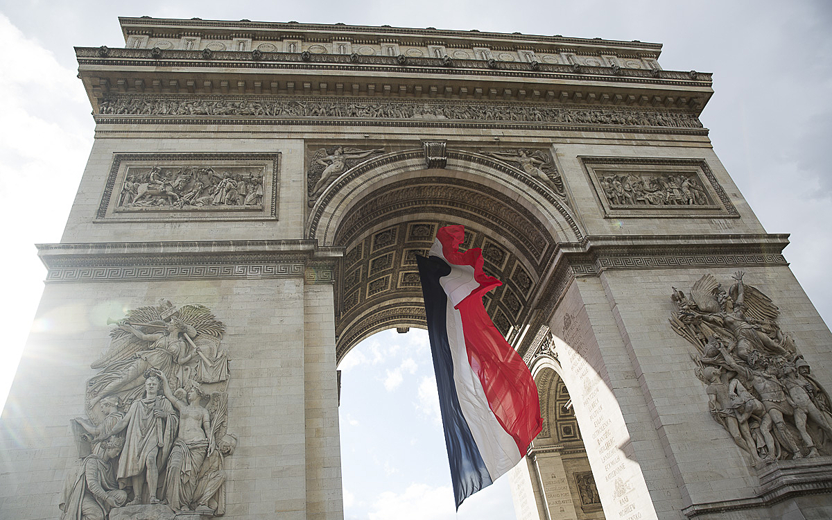 Drapeau sous l'arc de triomphe