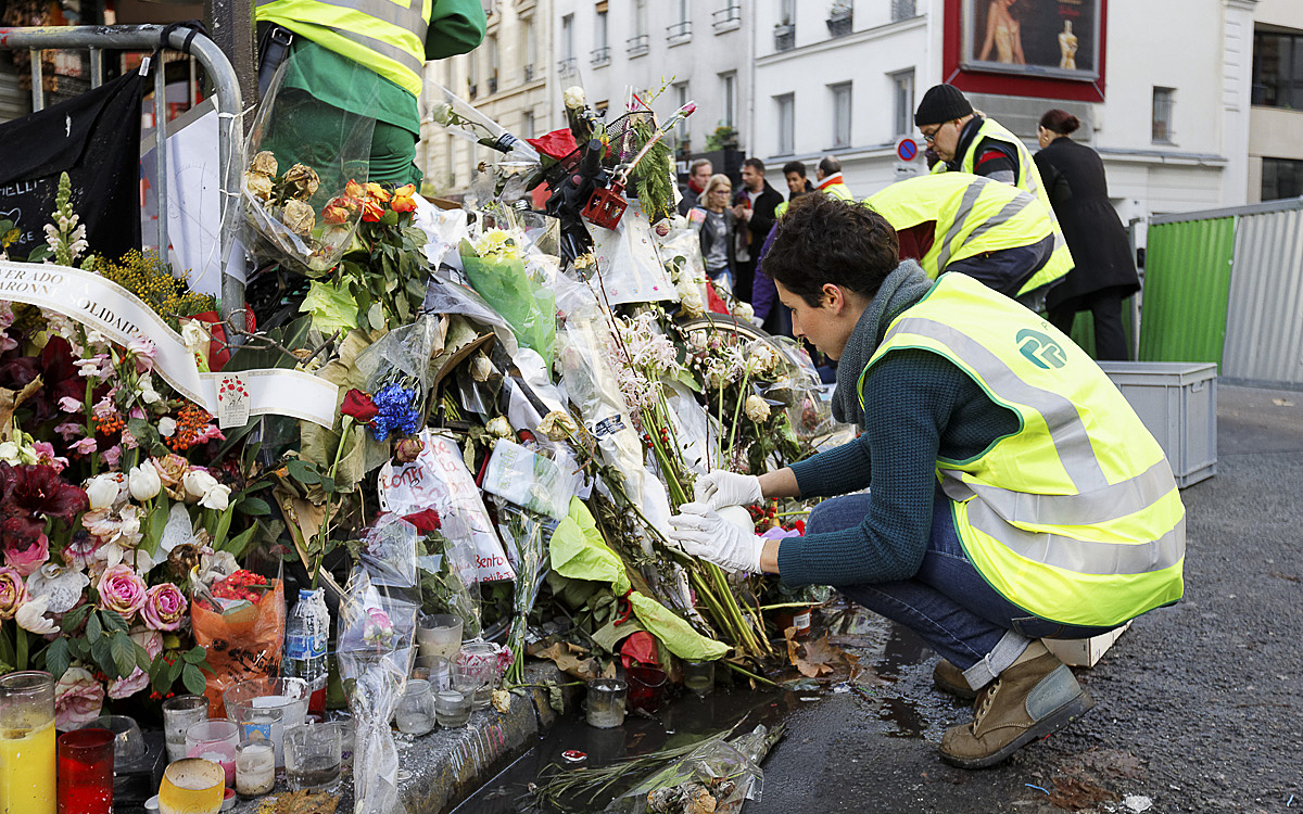 Gerbes de fleurs devant la Belle équipe après les attentats du 13 novembre 2015