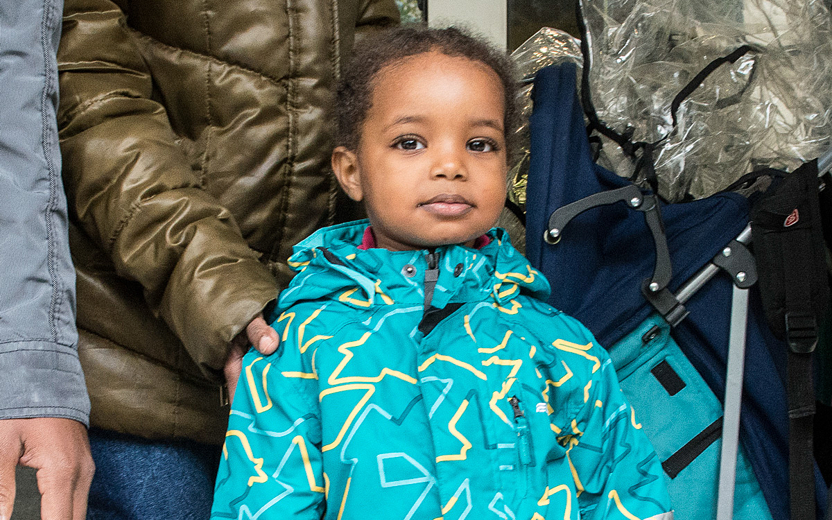 Jeune fille migrante à l'arrivée dans un centre d'hébergement de la Ville de Paris