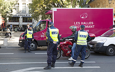 Agent de Surveillance de Paris sur la rue de Rivoli