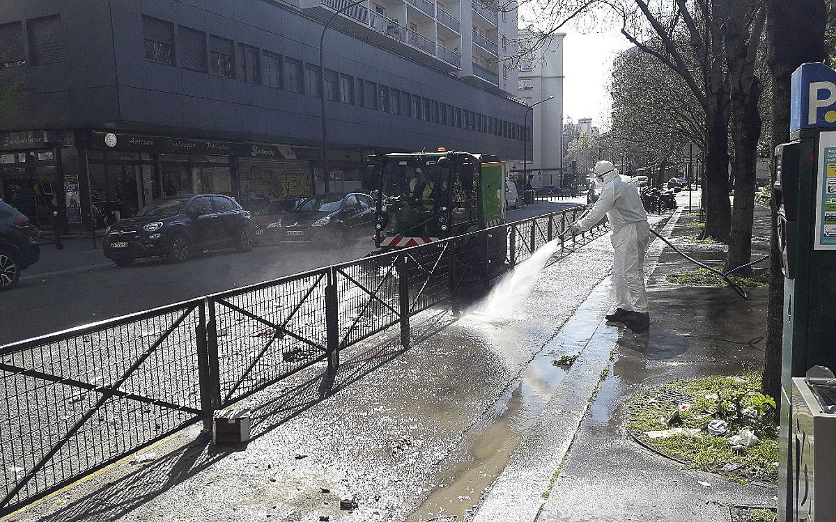 Nettoyage d'une rue par des agents de la ville de Paris